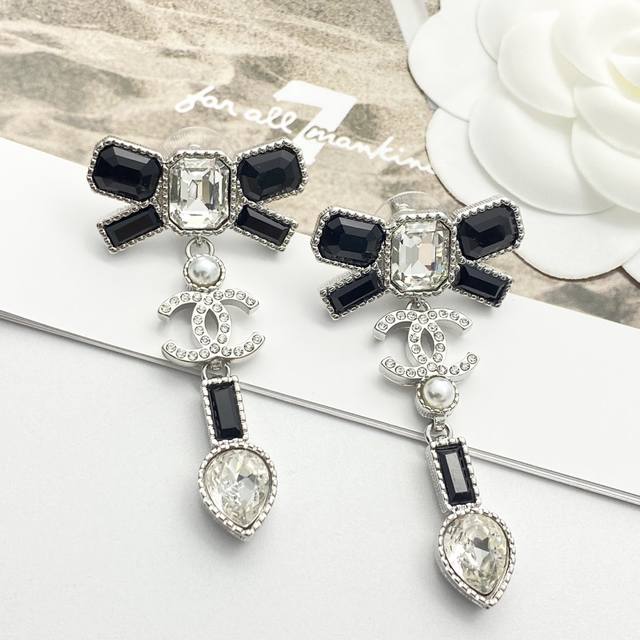 香奈儿耳钉热销款爆上新 Chan 23 黑白方钻吊C蝴蝶结耳钉 黑白宝石撞色蝴蝶结满钻双C珍珠小吊坠 蝴蝶结的款式带有几分温柔甜美,非常能够凸显气质! 再加上施 香奈儿耳钉热销款爆上新 Chan 23 黑白方钻吊C蝴蝶结耳钉 黑白宝石撞色蝴蝶结满钻双C珍珠小吊坠 蝴蝶结的款式带有几分温柔甜美,非常能够凸显气质! 再加上施