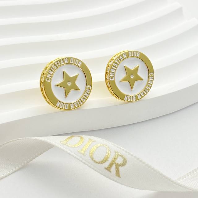 Dior耳钉热销款火爆上新 迪奥白金珐琅星星金属圆耳钉 一圈字母元素搭配金属,中间白珐琅搭配五角星,侧边一圈水钻点缀! 上耳精致优雅,高级感拉满 Dior耳钉热销款火爆上新 迪奥白金珐琅星星金属圆耳钉 一圈字母元素搭配金属,中间白珐琅搭配五角星,侧边一圈水钻点缀! 上耳精致优雅,高级感拉满