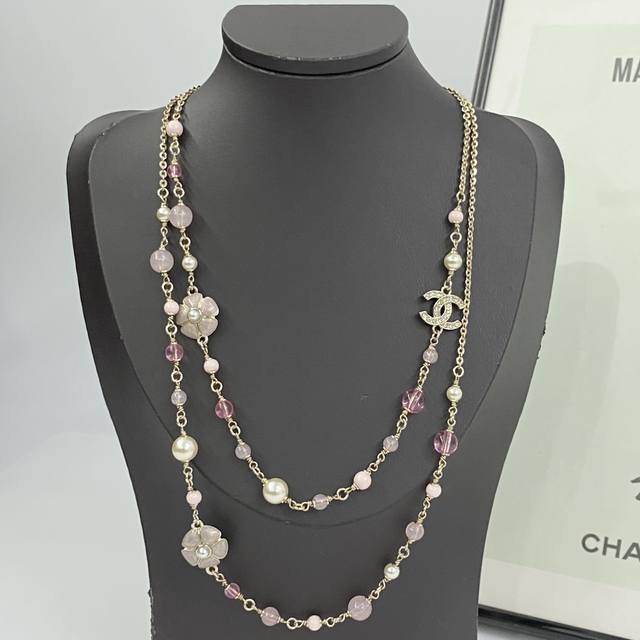 香奈儿项链热销款爆上新一致Zp,专柜同步 Chan 26 粉色山茶花琉璃珍珠毛衣链 糖果般梦幻粉调搭配琉璃珠,很通透很闪 细闪的粉色山茶花满钻Cc满钻星星 单戴 香奈儿项链热销款爆上新一致Zp,专柜同步 Chan 26 粉色山茶花琉璃珍珠毛衣链 糖果般梦幻粉调搭配琉璃珠,很通透很闪 细闪的粉色山茶花满钻Cc满钻星星 单戴