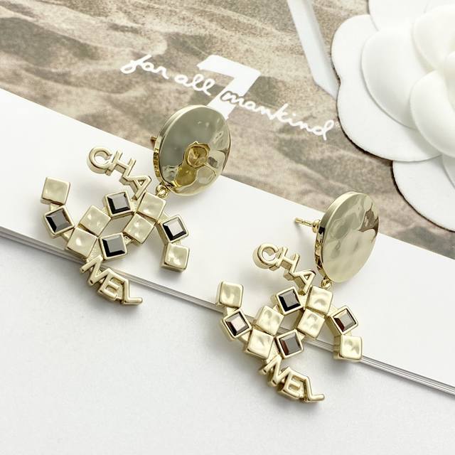 香奈儿耳钉热销款爆上新一致Zp,专柜同步 Chan 24 字母拼接方钻双C吊坠耳钉 凹凸圆片浅金色搭配磁铁灰方钻,镂空字母金属方块,不同角度看都有不同的镜面质感 香奈儿耳钉热销款爆上新一致Zp,专柜同步 Chan 24 字母拼接方钻双C吊坠耳钉 凹凸圆片浅金色搭配磁铁灰方钻,镂空字母金属方块,不同角度看都有不同的镜面质感