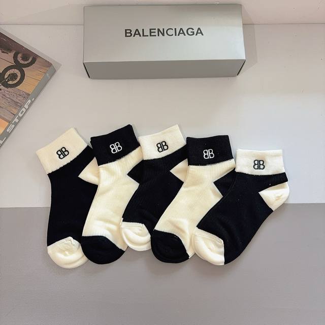 配包装 一盒5双 Balenciaga巴黎世家 新款刺绣纯棉袜子 经典字母Logo船袜,个性时尚百搭款,!超柔软材质,舒适透气,时尚百搭款 配包装 一盒5双 Balenciaga巴黎世家 新款刺绣纯棉袜子 经典字母Logo船袜,个性时尚百搭款,!超柔软材质,舒适透气,时尚百搭款
