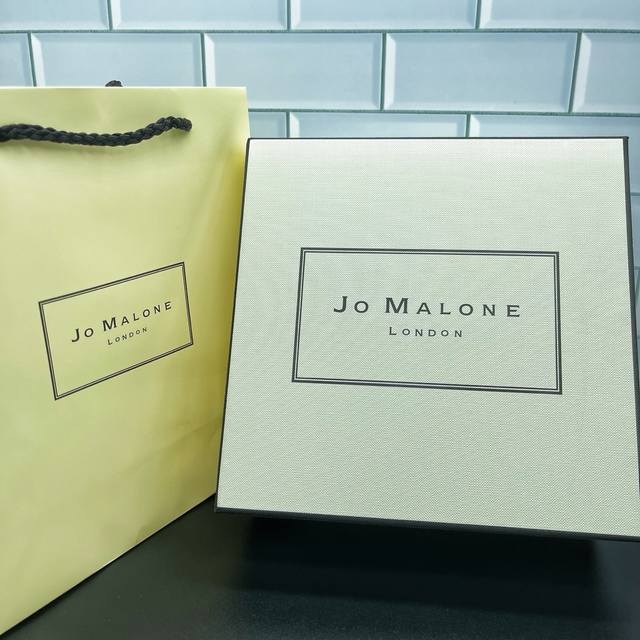 专 祖马龙七小福 正装Ve润唇蜜15Ml 护手霜100Ml 格纹护手霜30Ml蓝风铃 英国梨小样香水9Ml蓝风铃 英国梨 海盐 配礼袋+中文标 打12 件24