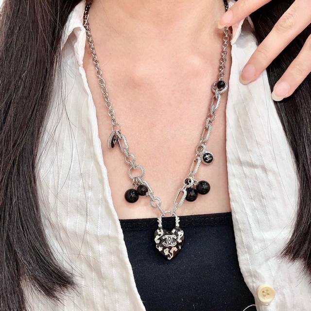 Chanel香奈儿 中古 项链小香家的款式真心无需多介绍每一款都超好看，精致大方，非常显气质.