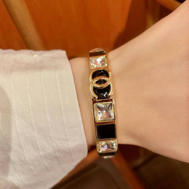 小红书推荐爆款小香新款C字母手镯香奈儿Chanel高品质微镶钻手镯超重工Bling Bling，颜色搭配得非常好高级感 女神气质高端 精钢材质不过敏不褪色。一比