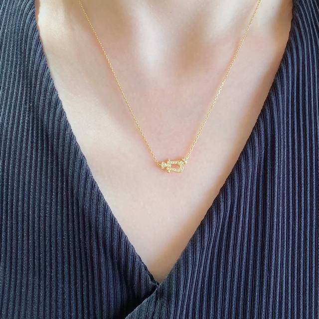此款调价9255140220火爆 费雷德搭扣项链大牌 时尚 精致Force 系列项链高端定制，精工微镶 马蹄满钻扣头 项链 网红达人 时尚一族必备单品 白金 玫