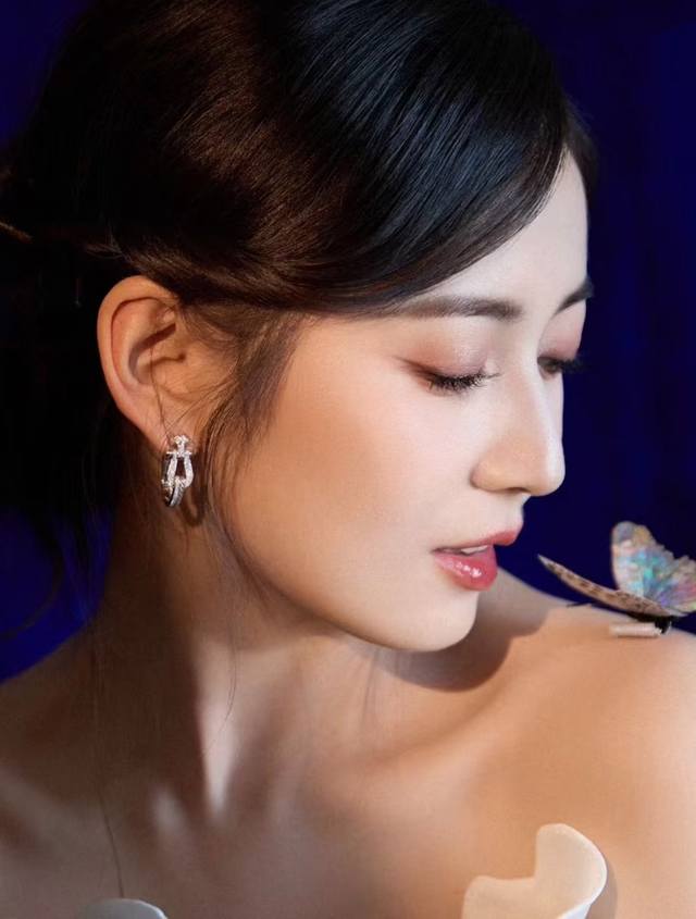 V金材质 5140240 费雷德圆圈搭扣满钻耳拍 经典的Fred Force系列耳钉 标志性的航海缆绳为设计灵感，把力量感与精致感完美融合在了一起。表面密镶的钻