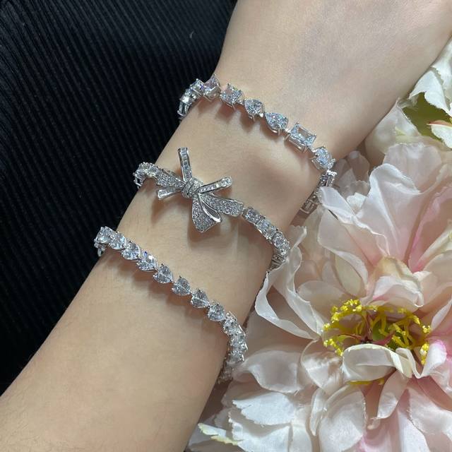 此款调价9255140410格拉夫爱心手链 每个女人心里都有一个心仪的手链！给自己备一个 专柜人工锆石5000多 独家订制 心形手链 采用高碳钻 通体S925纯