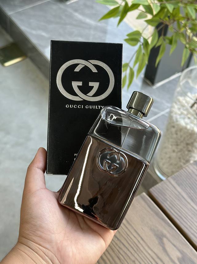 原单品质 Gucci古驰罪爱男士淡香水 规格:90Ml 前调：柠檬 薰衣草 中调：橙花 尾调：广藿香 雪松 前调混合令人振奋的意大利柠檬与柑橘吸引感官，调动情感