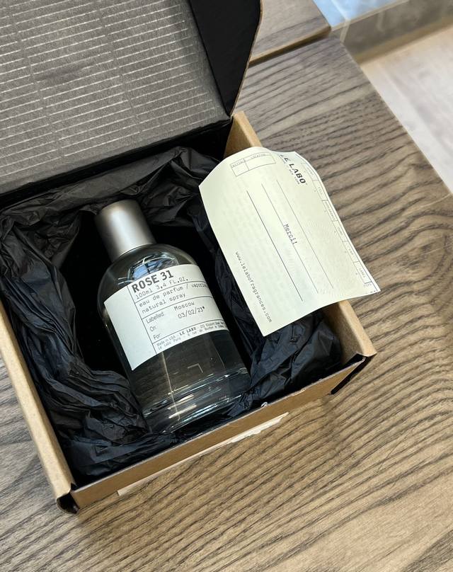 原单品质 6玫瑰Rose31 气味：木质玫瑰味，整体香调就是玫瑰孜然乌木麝香的味道，辛香料与木质味平衡了玫瑰的妖娆，前调可能有些人没法接受，但中后调才是亮眼的地