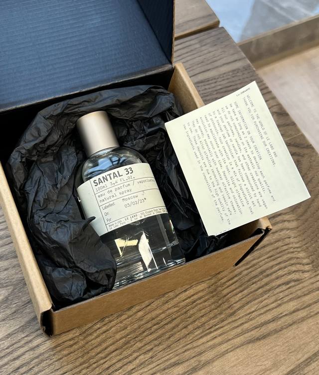 原单品质 4 檀木香Santal 33 气味：让人上瘾的檀香木Le Labo系列热门香之一了入门香，冲着它去的应该都是对檀香比较钟爱的，这支香整体而言就是皮革檀