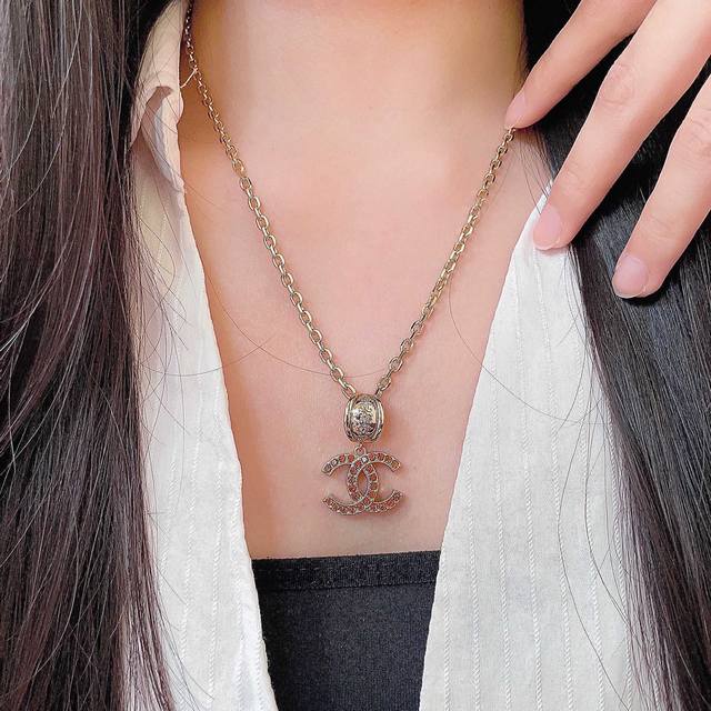 香奈儿双C镶钻项链