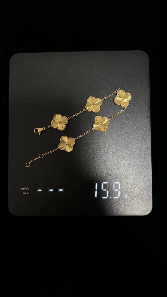 V金材质Vca黄金色镭射雕花四叶草五花手链