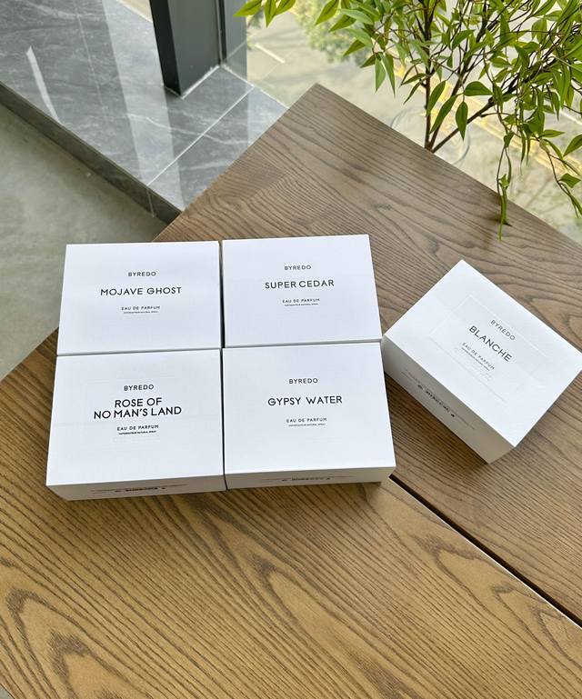 原单品质 百瑞德香水合集来啦 规格:100Ml 超级雪松 白色浪漫 无人区玫瑰 荒漠之魂 流浪者之歌 Byredo 百瑞德，瑞典的香水品牌，2006年成立，短短