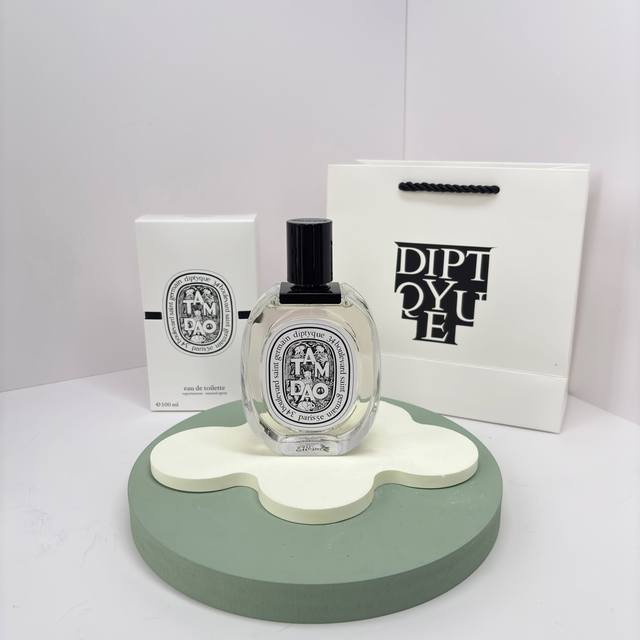 原单品质 蒂普提克 檀道 100Ml淡香水｜清冷奶檀香，男女通吃的高阶木质香 **层次感满分** 前调 柏树+桃金娘+玫瑰 冰凉木质开场，仿佛踏入清晨的松柏林，