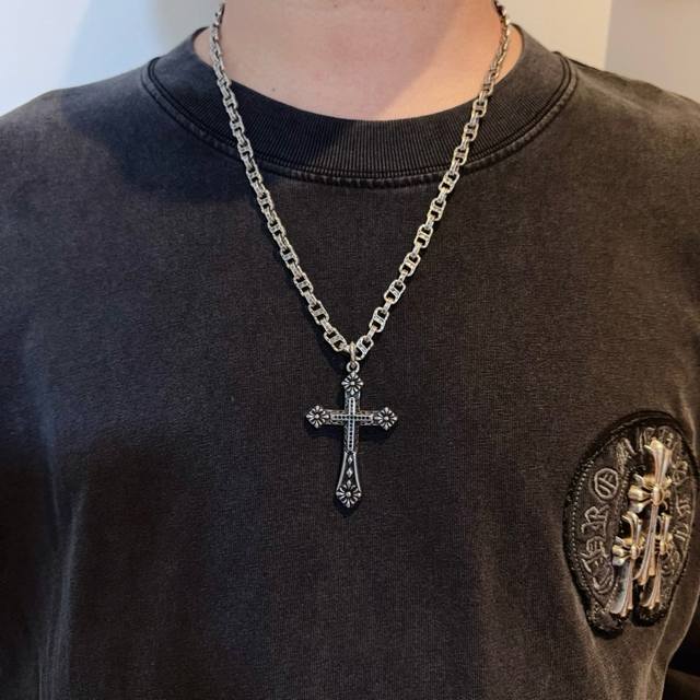 抖音 快手 Ins 小红书 直播热门 ，新款 专柜品质 Chrome Hearts克罗心十字架项链 ，十字架吊坠，凹凸造型不同的花纹设计风格 呈现出与众不同 十