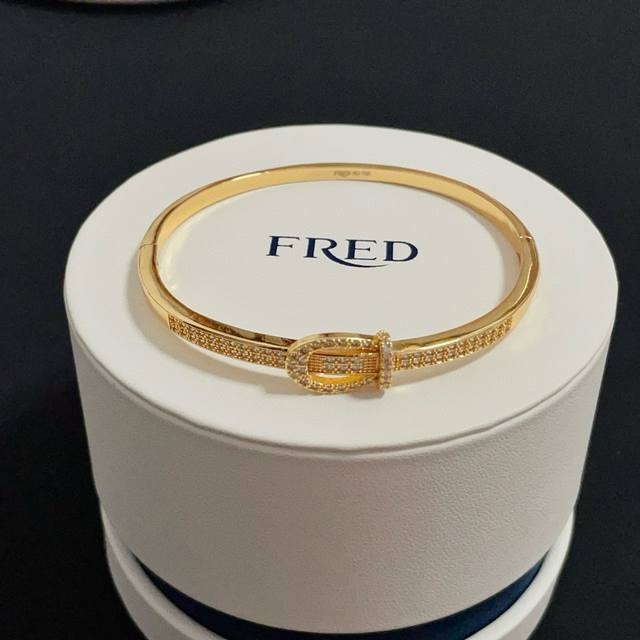 火爆 费雷德满钻马蹄扣手镯，经典百搭，网红达人 时尚一族备必单品，时尚精致，1：1对版定制，区别在于市面上普通版本，加厚电镀18K工艺，上手效果非常百搭！！