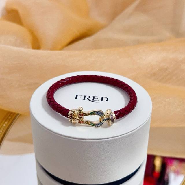 火爆 费雷德满钻马蹄扣皮绳手镯 经典百搭，网红达人 时尚一族备必单品，时尚精致，1：1对版定制，加厚电镀18K工艺，上手效果非常百搭！！