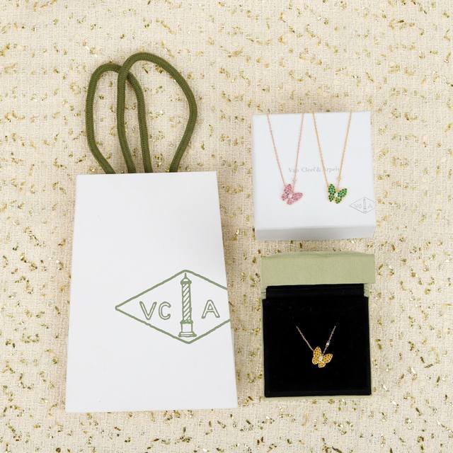 纯银 V金 我们出品 梵克雅宝Vca蝴蝶满钻项链 可订做18K真金真钻版，只做对版真金货，价询客Fu Two Butterfly珠宝系列重新演绎世家所钟爱的主题