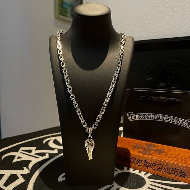 抖音 快手 Ins 小红书 直播热门 ，新款 专柜品质 Chrome Hearts克罗心项链 ，哨子宝剑吊坠，凹凸造型不同的花纹设计风格 呈现出与众不同 十字架