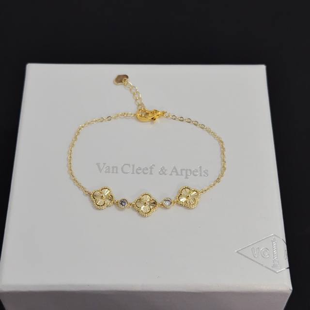 精工原版〕Vca四叶草梵克雅宝手链 经典之作 官网同款 时尚潮流 采用多层次金属雕设计 使花瓣更立体 镶嵌满钻工艺 尽显女性柔美气质 四叶草幸运图案 象征幸运和