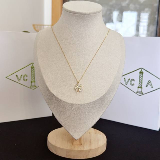 精工原版〕梵克雅宝Vca四叶草梵克雅项链，经典之作 官网同款 时尚潮流 采用多层次金属雕刻设计 使花瓣更立体 镶嵌满钻工艺 尽显女性柔美气质 四叶草幸运图案 象