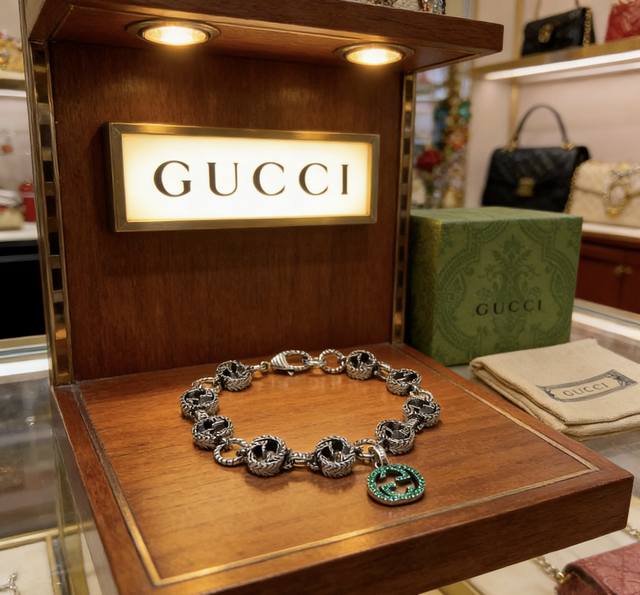 最新出炉 Gucci古驰手链最新款的经典款 精致无论款式 质感 都是绝对的顶尖Feel 只要看一眼就懂了 原版Logo 超 Nice 搭配衣服最佳的选择，男女同