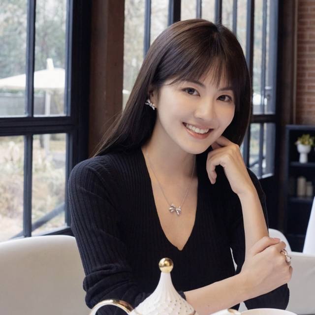 我们出品 格拉芙蝴蝶结耳钉，可订做真金真钻，只做对版Zp真金货，pk市面各种金货量大咨询客Fu Tilda‘S Bow系列密镶钻石白金耳钉，以灵动活泼的方式演绎