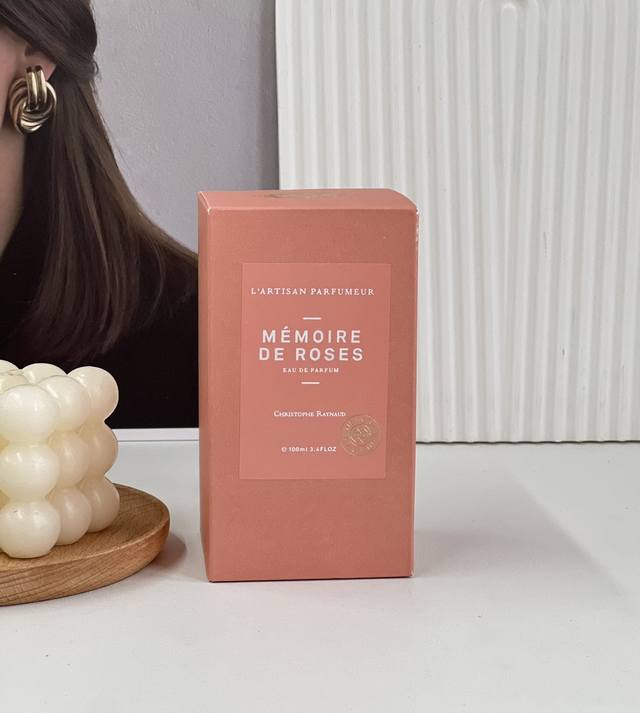 原单品质 阿蒂仙新香触动温暖柔软的玫瑰记忆 读加里 斯奈德的诗又句子透过细碎的生活本身看到时间流逝。而我们带着美好回忆在世间行走，不同的嗅觉会唤起不同的记忆片段