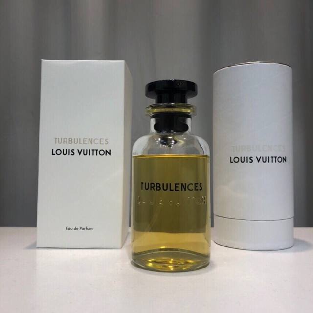 高品质 Lv Turbuences 湍流浓香水100Ml 花香调 晚香玉为这支香的主题 馥郁而温馨～ 茉莉 与皮革的加入 则是清香中带着一丝厚度 沉稳 幽香令人