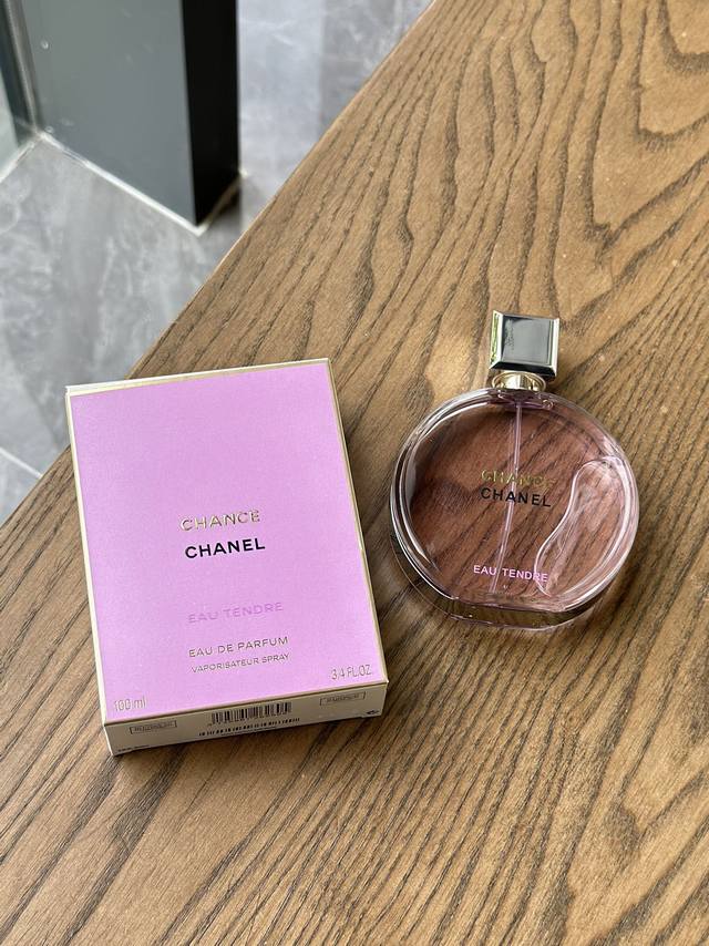 原单品质 Chanel 香奈儿粉色邂逅柔情香水 “香奈儿邂逅香水”系列以清新花香为主调，充分表达了时代女性充满活力和勇敢果断的一面，邂逅香水是香奈儿第一款圆形瓶