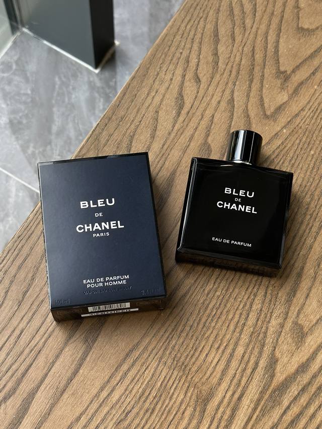 原单品质 “斩女香” 超爱它前调的刺激和余味的吸引 Chanel蔚蓝男士香水 浓香 香调：木质琥珀香调 前调：柑橘、葡萄柚 薄荷、粉红胡椒、肉豆蔻 中调：雪松、