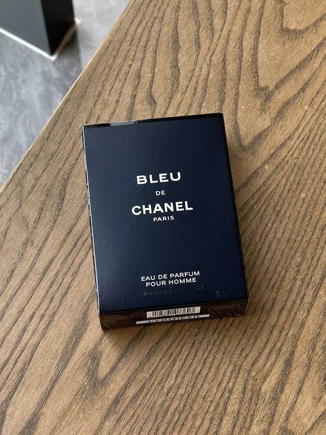 原单品质 Chanel蔚蓝男士香水 浓香 规格:100Ml 午夜的蔚蓝都市时刻将深植于这片土壤的自由意志不断放大，与白日的忙碌一并对构了属于都市的魅力。香奈儿蔚