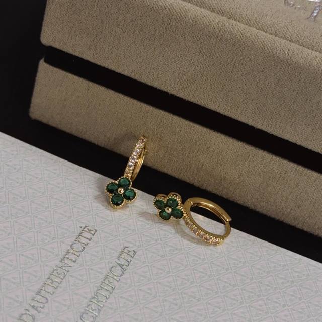 精工原版〕Vca四叶草梵克雅宝耳钉，经典之作 官网同款 时尚潮流 采用多层次金属雕刻设计 使花瓣更立体 镶嵌满钻工艺 尽显女性柔美气质 四叶草幸运图案 象征幸运