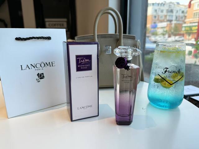 原单品质 兰蔻午夜玫瑰，前调中调 兰蔻午夜玫瑰香水75Ml』法国女士香水 持久花果香调香氛，紫色瓶身宛若璀璨光耀的宝石，一朵紫色玫瑰悄然绽放于精美钻石切割的瓶盖