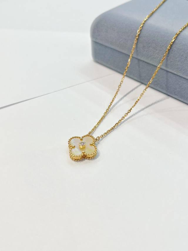 V金材质梵克雅宝Vca金贝母四叶草项链这款是圣诞节限量版 颜色非常暖心非常嗲相对于白贝母 这款金色我觉得颜色更加高级 而且更衬肤色