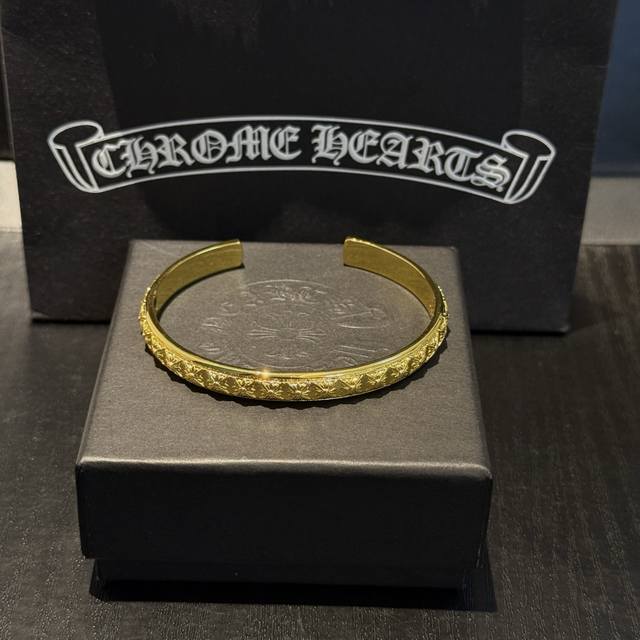 专柜品质 Chrome Hearts克罗心黄金色十字花开口手镯 凹凸造型不同的花纹设计风格 呈现出与众不同 十字架 童军花是克罗心的志 所以更经久不衰 正品打版