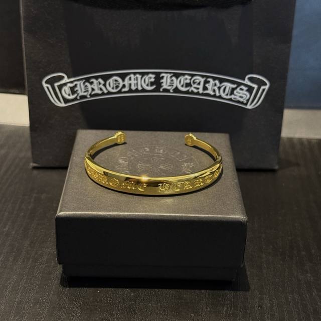 专柜品质 Chrome Hearts克罗心黄金色字开口手镯 凹凸造型不同的花纹设计风格 呈现出与众不同 十字架 童军花是克罗心的志 所以更经久不衰 正品打版Ch