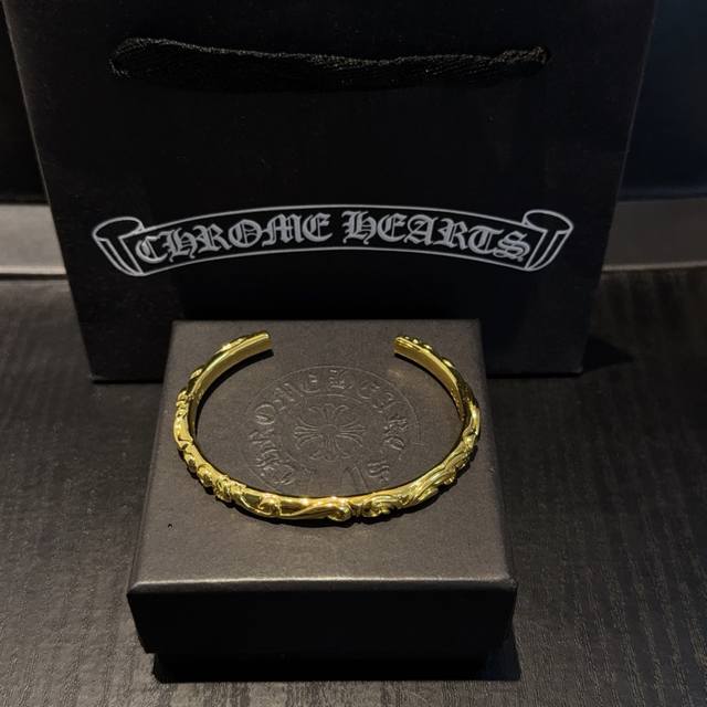 专柜品质 Chrome Hearts克罗心黄金色藤蔓开口手镯 凹凸造型不同的花纹设计风格 呈现出与众不同 十字架 童军花是克罗心的志 所以更经久不衰 正品打版C