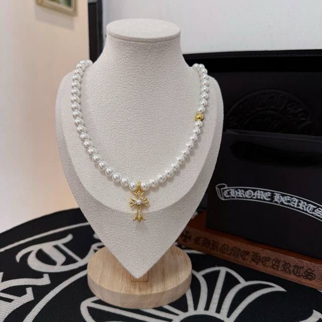 克罗心Xmikimoto联名十字架项链 近期大火的珍珠系列 银和珍珠的碰撞 细节非常细致 Anglababy同款 酷飒摇滚风又带着优雅古典美。
