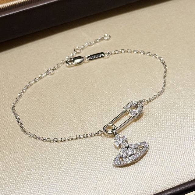 A6466 火爆 大牌 西太后Vivienne 土星 星球 别针 手链 女人必备单品List里，怎么少得了精致的首饰？首饰是整体搭配效果的重点，是提升品味的好物