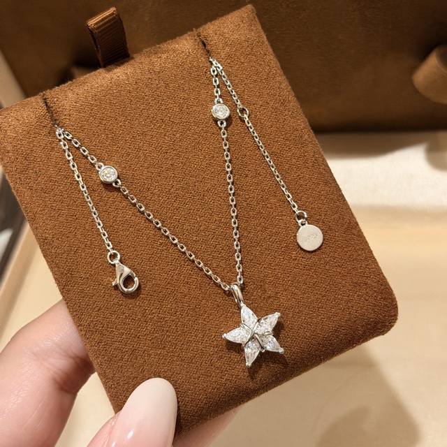 A7005 小香风 新款 五角星 满天星 项链 套装 高端定制925纯银镀金 百搭款 精致！八心八箭高碳钻，实物很漂亮。看一下侧面厚度，分量足足。看细节 真金质