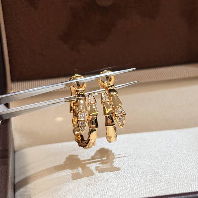 A4768 Bv家 经典火爆款 Serpenti蛇系列 半钻 蛇 耳拍 精选德国进口S925纯银材质电镀18K金 超高品质 精致做工 美翻了 奢华低调 日常款耳