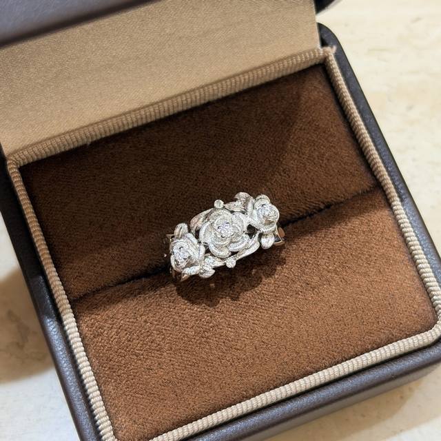 A7175 独立设计师 意大利 中古风 拉丝花朵 绸带 戒指 法式复古高级感精致轻奢饰品 老师傅手工拉丝 非常考验师傅的工艺 S925通体纯银镶嵌高碳钻 电镀厚
