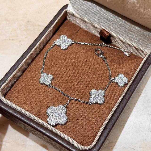 A7322 梵家 新款 乱花 五花 四叶草 手链 完美演绎大牌范儿360°无死角美死啦高级定制 S925纯银微镶高碳钻 搭配衣服，气质非凡可调节电镀厚金 铂金色