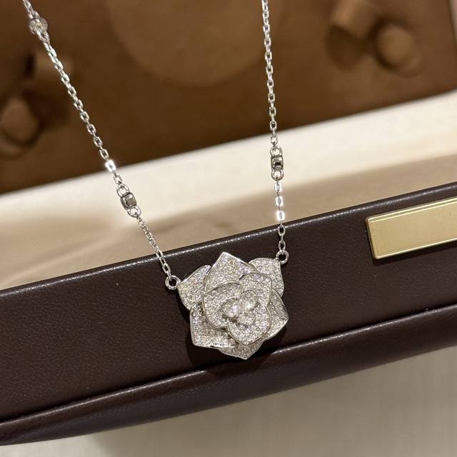 A5635 伯爵 新款 玫瑰花 满钻 满天星链 项链 S925纯银微镶进口锆石，15Mm直径，此款是分件制作组装，一共四层镂空花瓣雕刻镶嵌，工艺复杂拿到手定不会