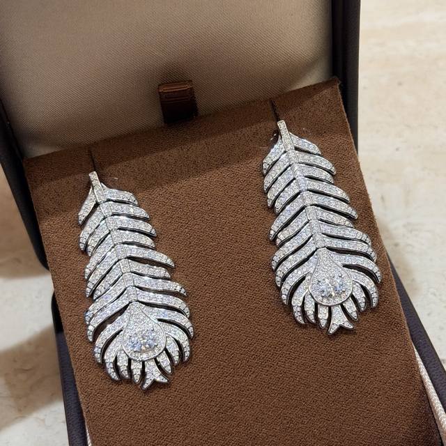 A7294 宝诗龙 爆款 各大明星同款 大号 羽毛 单钻 耳环 分件组装 可灵动 通体纯银镶嵌Aaaaa级高碳钻 个性时尚 引领潮流 通体925纯银 镶嵌工艺
