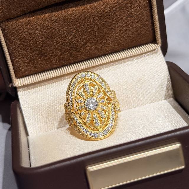 A7254 独立设计师 爆款 满钻 中古系列Vintage 满钻小雏菊 戒指，绽放指尖的复古浪漫每一次佩戴，都是一次与时光的对话。戒指上的小雏菊，精致而生动，仿