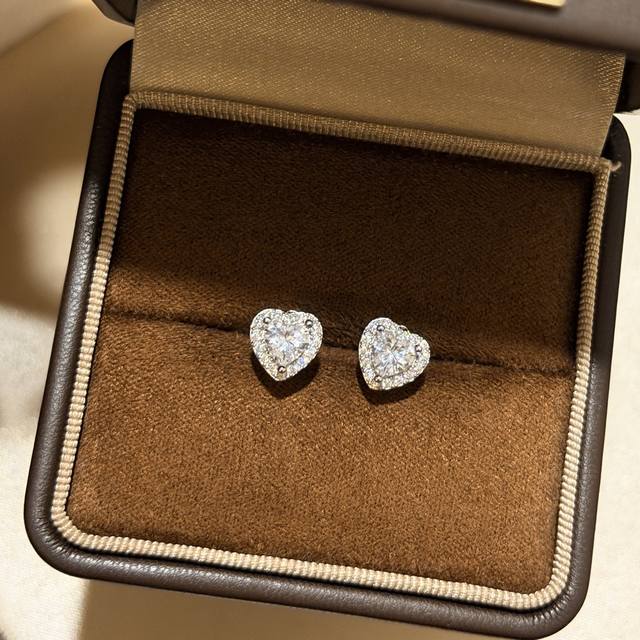 耳钉120 A7015 闪耀钻石 女神白富美必备 三克拉 爱心钻石 耳钉 桃心切割钻石耳钉 材质925纯银顶级5A高碳钻干净透亮 实力白富美必备单品 永远闪亮