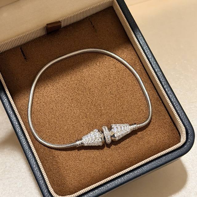 A7036 小红书爆款 鹿晗同款 子弹头 满钻 蛇骨链手链 男女均可佩戴 叠戴超级美 各大网红同款 栩栩如生，高端定制通体925纯银Bling Bling 雍容