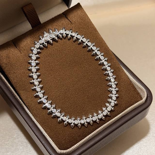 A6897 卡家 爆款 高端纯银 金属风 铆钉 子弹头 排钻手链 最受欢迎的一 非常个性的一款。 永恒经典 近年来很火 高端 足足13G重 S925纯银电镀厚金